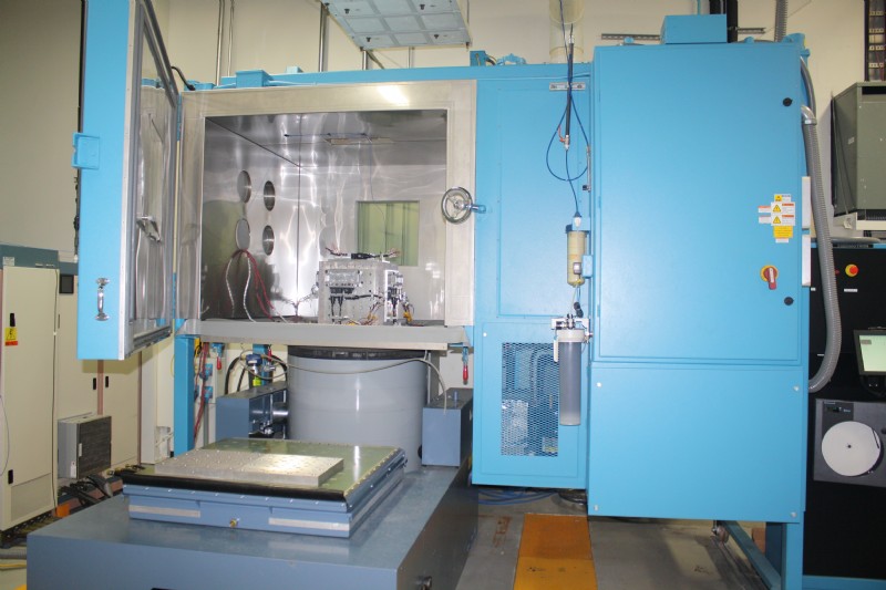 An AGREE temperature chamber on wheels next to a UD shaker enables easy vertical and horizontal vibration testing in a controlled temperature/humidity environment